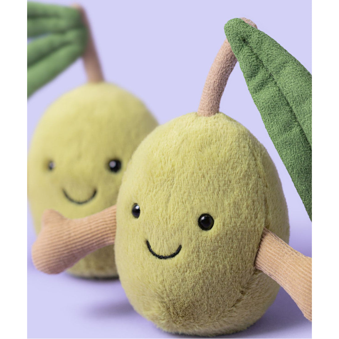 Maskotka Jellycat Amuseables – Oliwki 14 cm, zbliżenie na buzię i łapkę