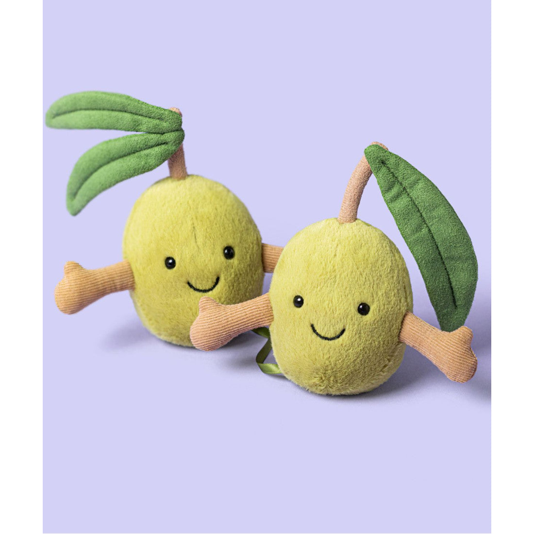 Maskotka Jellycat Amuseables – Oliwki 14 cm, zdjęcie na liliowym tle