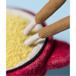 Maskotka Jellycat Amuseables – Garnuszek Fondue 20 cm, zbliżenie na ser i widelczyki