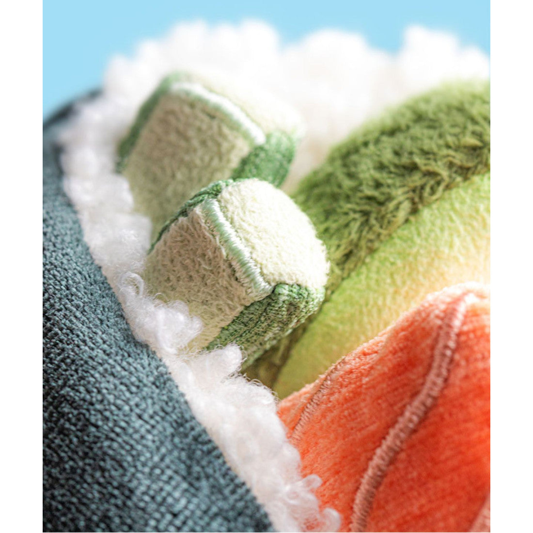 Maskotka Jellycat Amuseables – Sushi Temaki 18 cm, zbliżenie na nadzienie