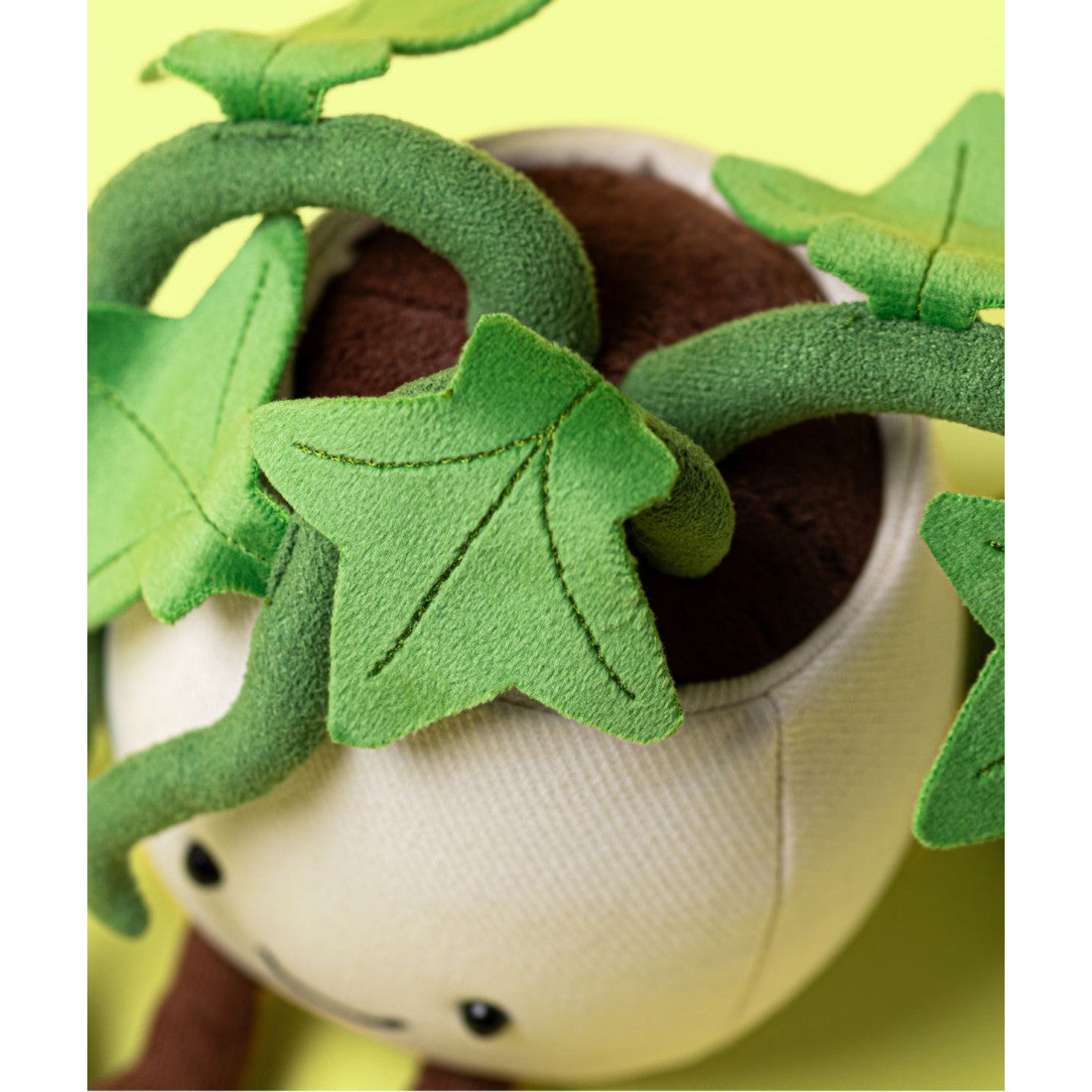 Maskotka Jellycat Amuseables – Bluszcz 16 cm, zbliżenie na pędy i doniczkę