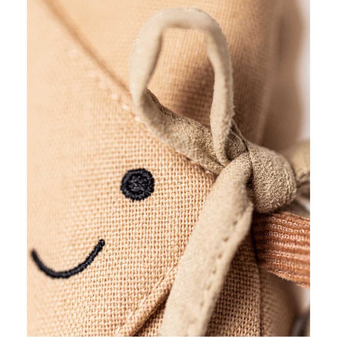 Maskotka Jellycat Amuseables – Bukiet Róż 30 cm, zbliżenie na wyhaftowany uśmiech i wstążkę