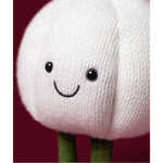 Maskotka Jellycat Amuseables – Czosnek 15 cm, zbliżenie na buzię, zdjęcie na bordowym tle