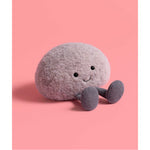 Maskotka Jellycat Amuseables – Kamyk 11 cm, zdjęcie na różowym tle