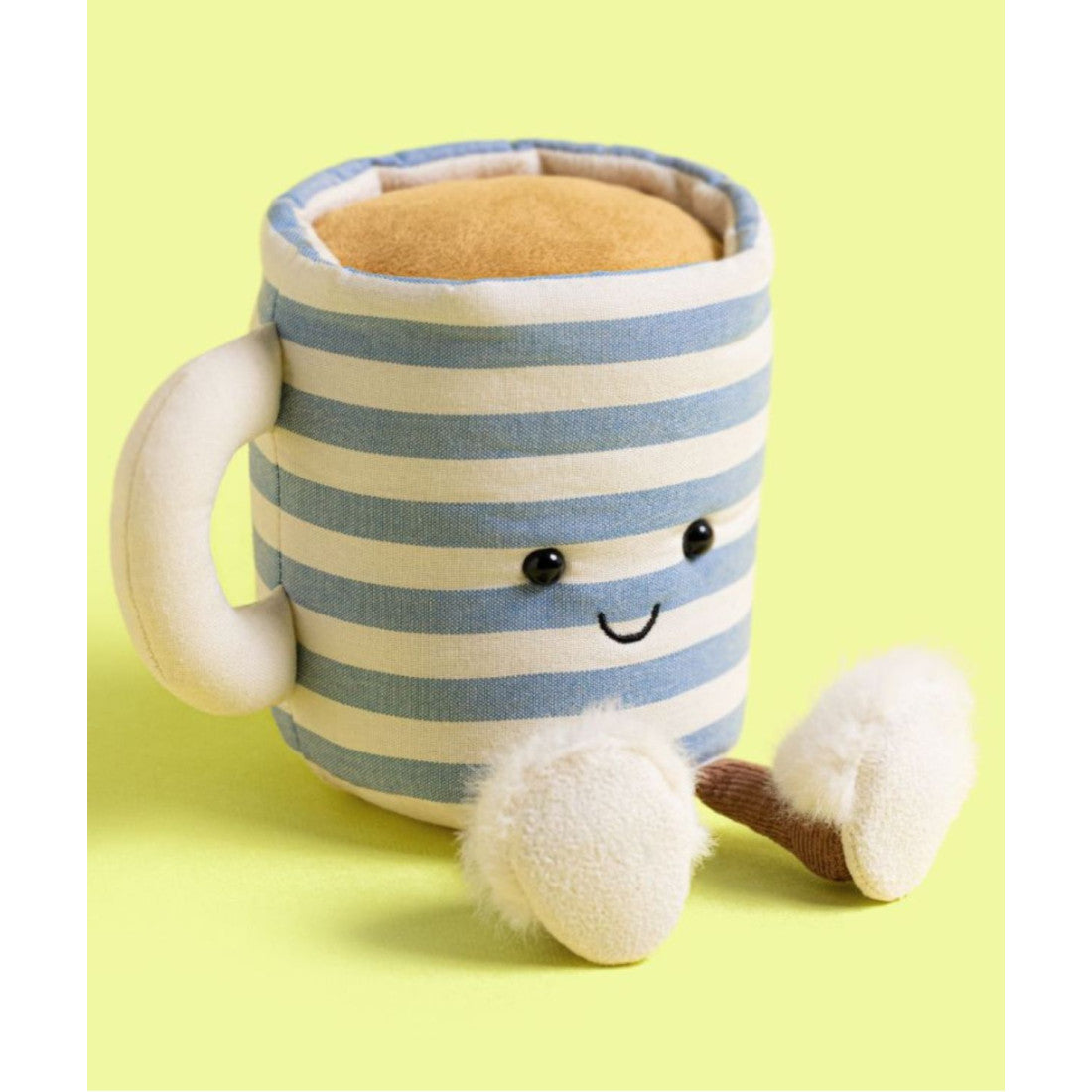 Maskotka Jellycat Amuseables – Kubek Herbaty Rosie Lea 13 cm, zdjęcie na żółtym tle