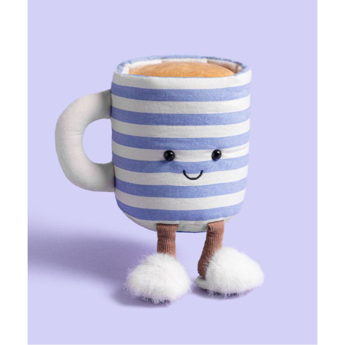 Maskotka Jellycat Amuseables – Kubek Herbaty Rosie Lea 13 cm, na nóżkach, zdjęcie na liliowym tle