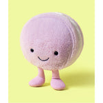 Maskotka Jellycat Amuseables – Makaronik Liliowy May 12 cm, na nóżkach, zdjęcie na żółtym tle