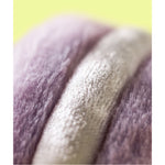 Maskotka Jellycat Amuseables – Makaronik Liliowy May 12 cm, zbliżenie na kremowe nadzienie