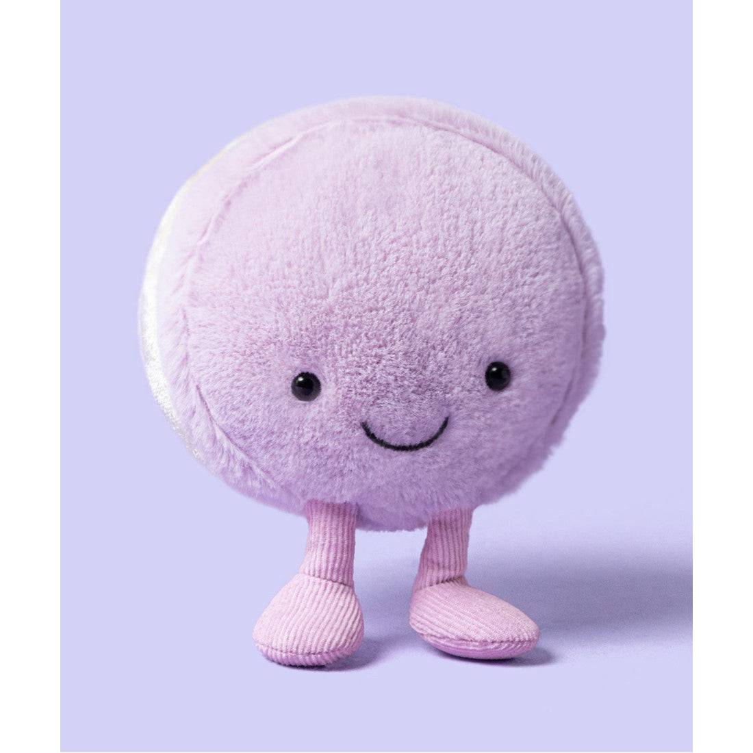 Maskotka Jellycat Amuseables – Makaronik Liliowy May 12 cm, na nóżkach, zdjęcie na liliowym tle