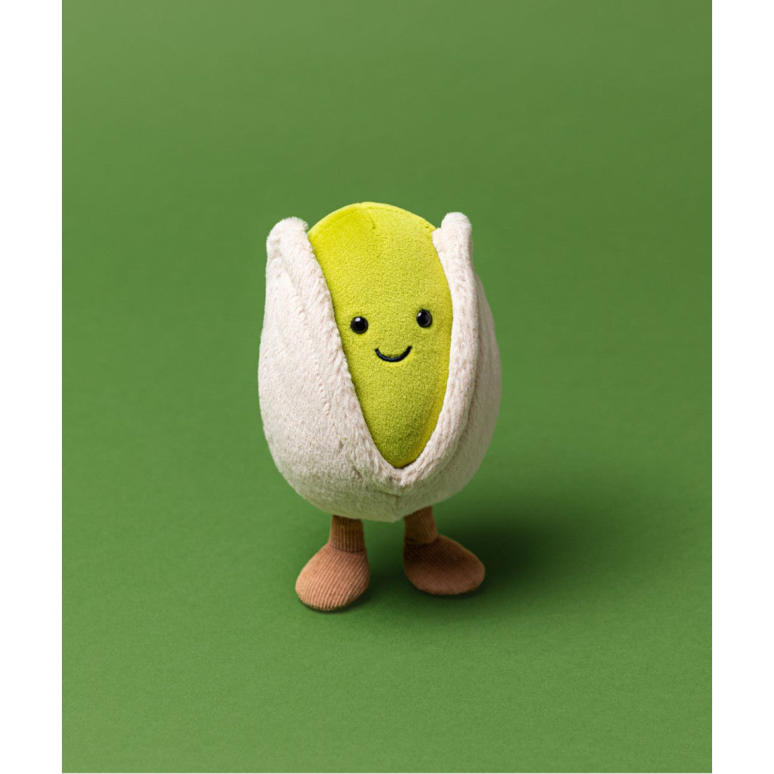 Maskotka Jellycat Amuseables – Pistacja 14 cm, zdjęcie na zielonym tle
