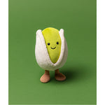 Maskotka Jellycat Amuseables – Pistacja 14 cm, zdjęcie na zielonym tle