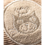 Maskotka Jellycat Amuseables – Linijka 20 cm, zbliżenie na wyhaftowane logo Jellycat