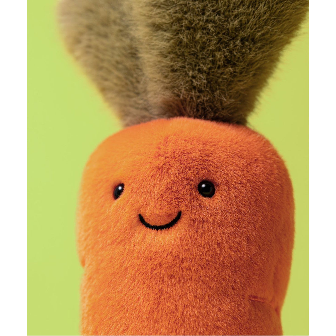 Maskotka Jellycat Amuseables – Marchewka 28 cm, zbliżenie na buzię