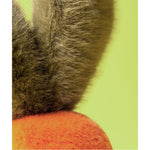 Maskotka Jellycat Amuseables – Marchewka 28 cm, zbliżenie na puszystą nać