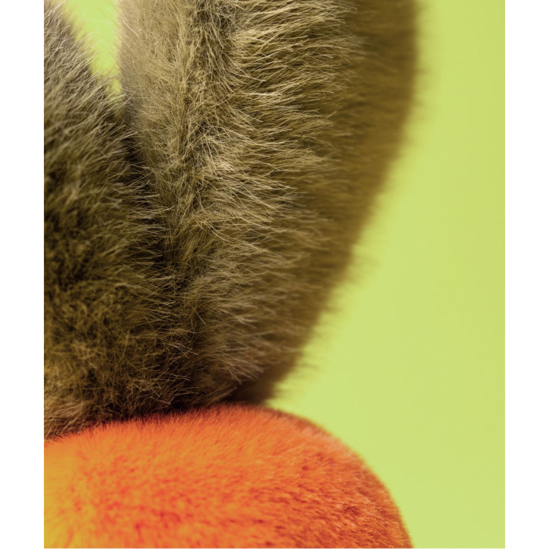 Maskotka Jellycat Amuseables – Marchewka 28 cm, zbliżenie na puszystą nać