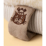 Maskotka Jellycat Amuseables – Rękawiczka 27 cm, zbliżenie na haftowaną naszywkę