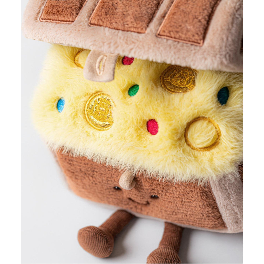 Maskotka Jellycat Amuseables – Skrzynia Skarbów 19 cm, zbliżenie na monety i kolorowe klejnoty