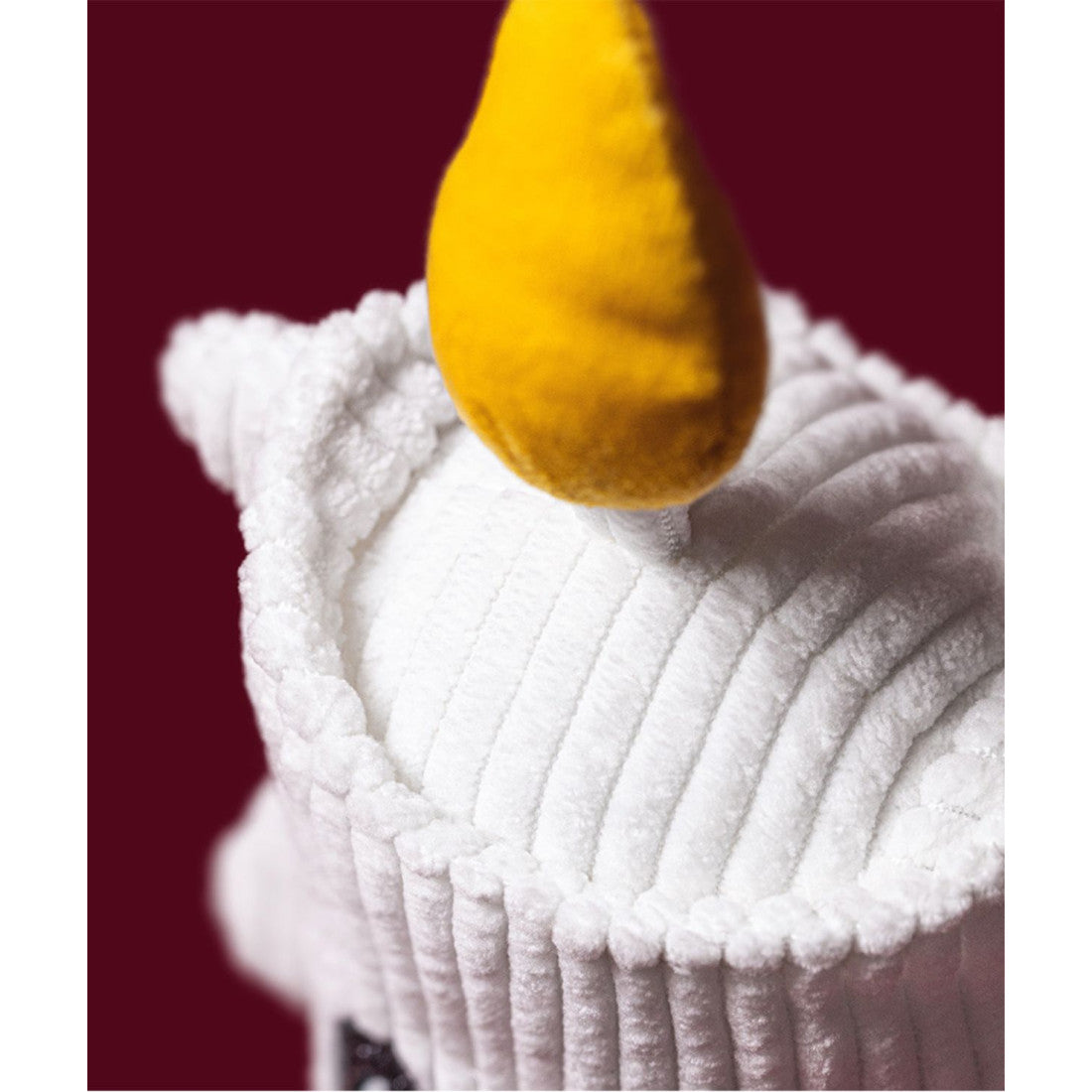 Maskotka Jellycat Amuseables – Świeca 19 cm, zbliżenie na płomyk