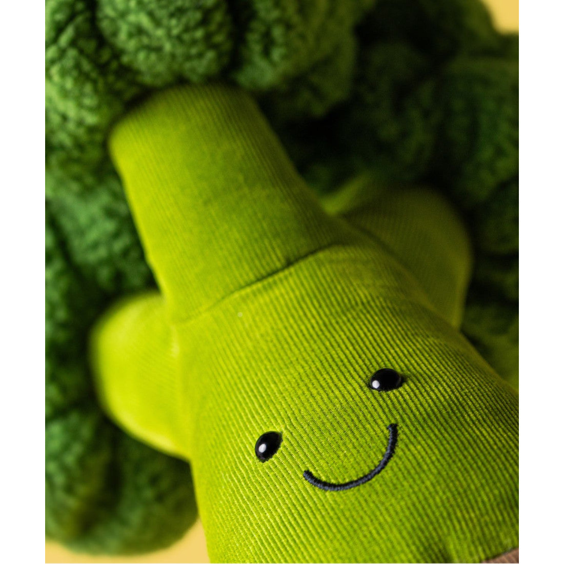 Maskotka Jellycat Amuseables – Brokuł 24 cm, zbliżenie na buzię na łodydze