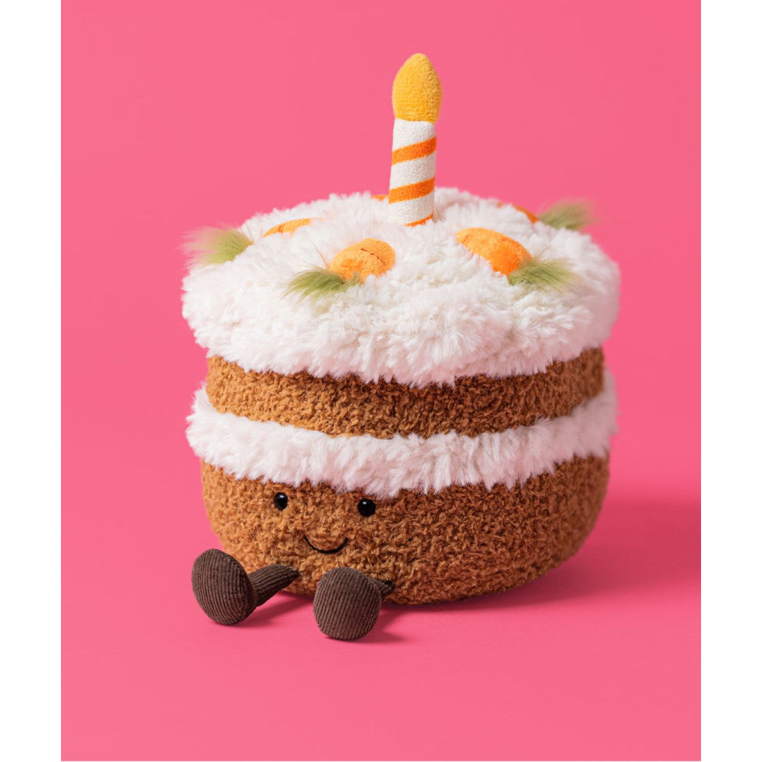 Maskotka Jellycat Amuseables – Ciasto Marchewkowe 15 cm, ciasto na różowym tle