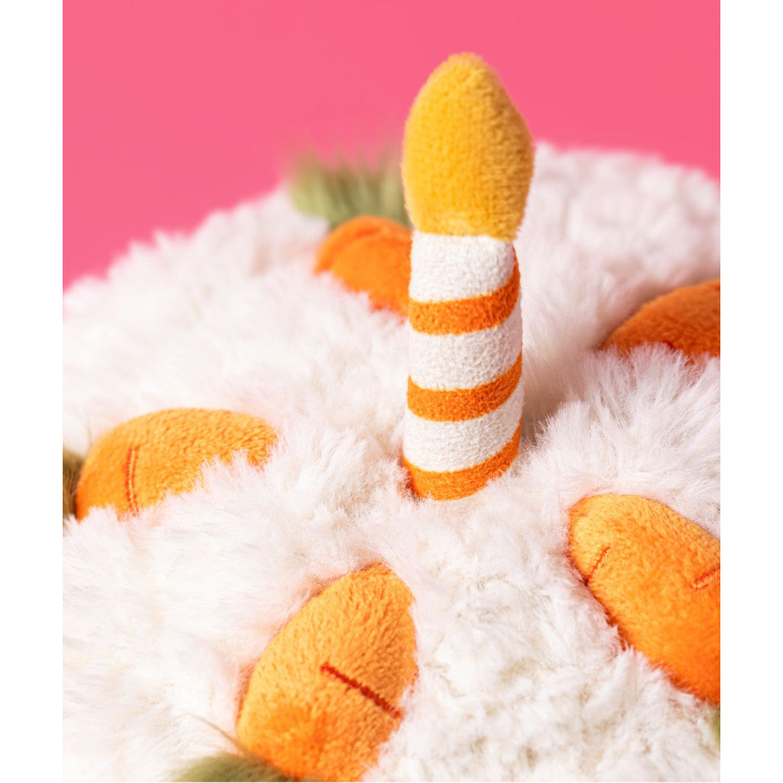 Maskotka Jellycat Amuseables – Ciasto Marchewkowe 15 cm, zbliżenie na świeczkę i marchewki