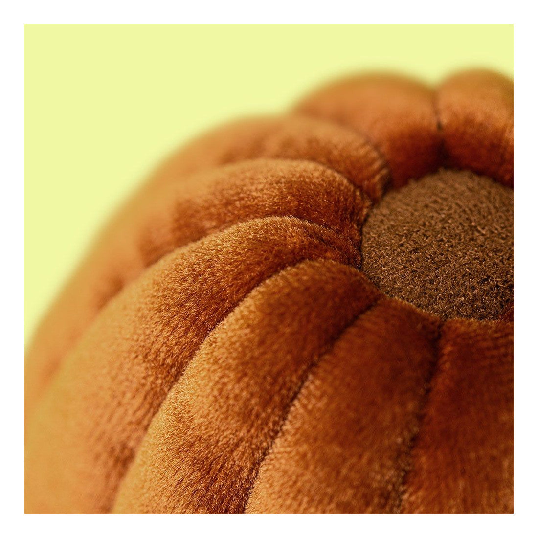 Maskotka Jellycat Amuseables – Francuskie Canelé 11 cm, zbliżenie na karmelowy wierzch