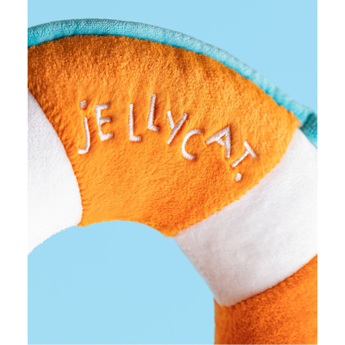 Maskotka Jellycat Amuseables – Koło Ratunkowe 33 cm, zbliżenie na wyhaftowany napis Jellycat