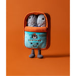 Maskotka Jellycat Amuseables – Puszka Sardynek 17 cm, na nóżkach, zdjęcie na pomarańczowym tle