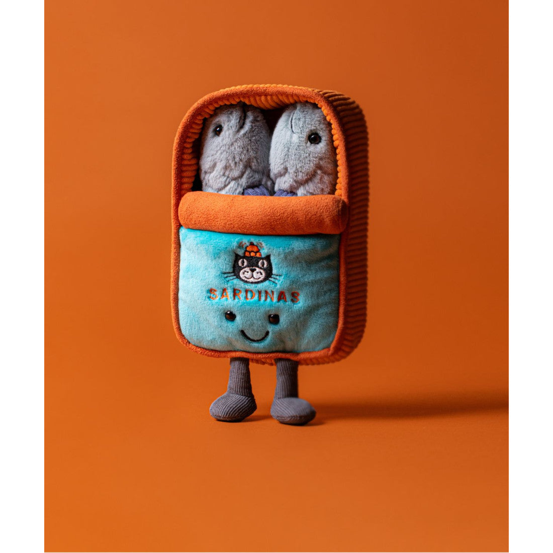 Maskotka Jellycat Amuseables – Puszka Sardynek 17 cm, na nóżkach, zdjęcie na pomarańczowym tle