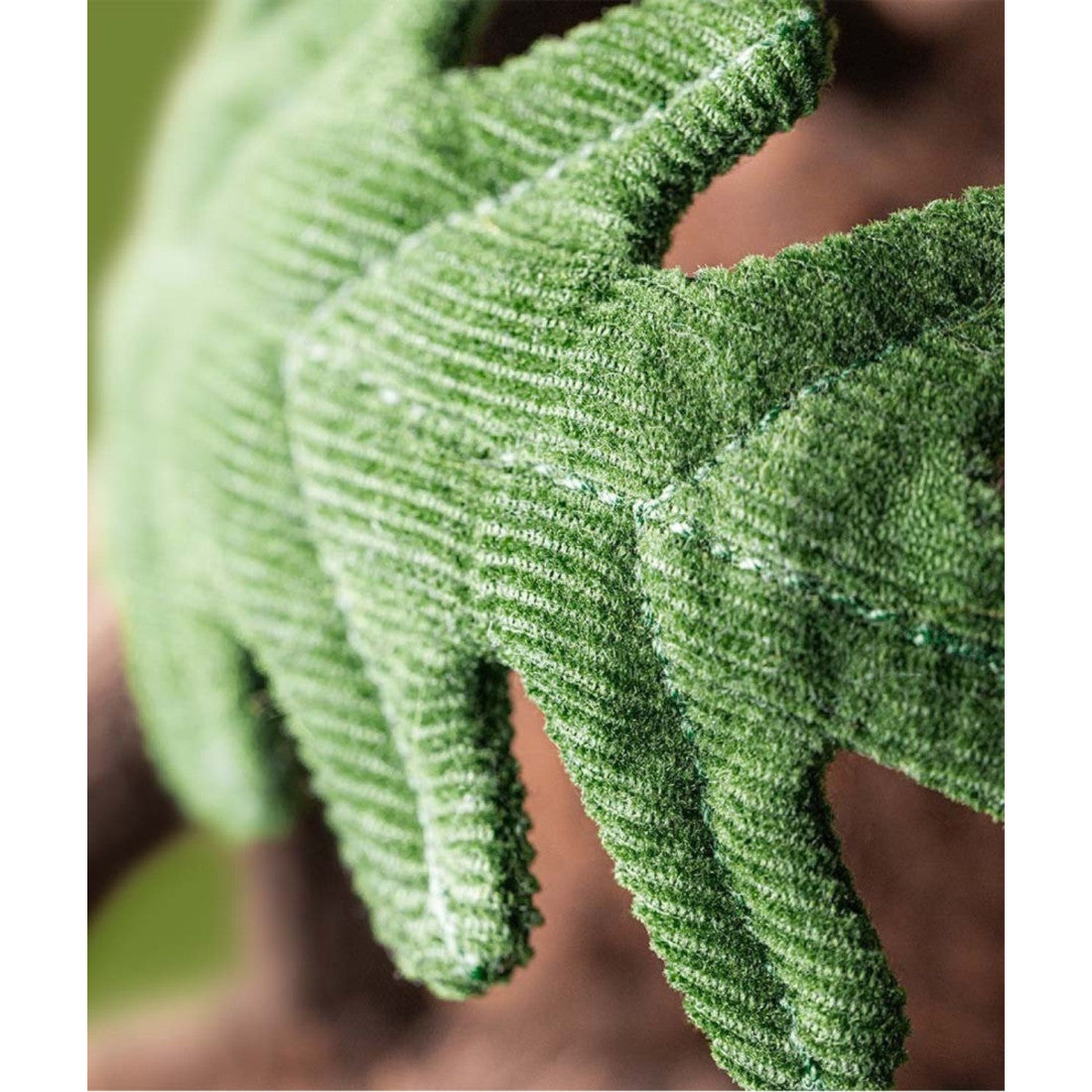 Maskotka Jellycat Amuseables – Żołędzie Ort & Tum 18 cm, zbliżenie na dębowy listek