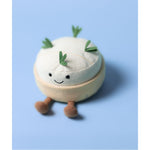 Maskotka Jellycat Amuseables – Camembert 13 cm, na nóżkach, zdjęcie na niebieskim tle