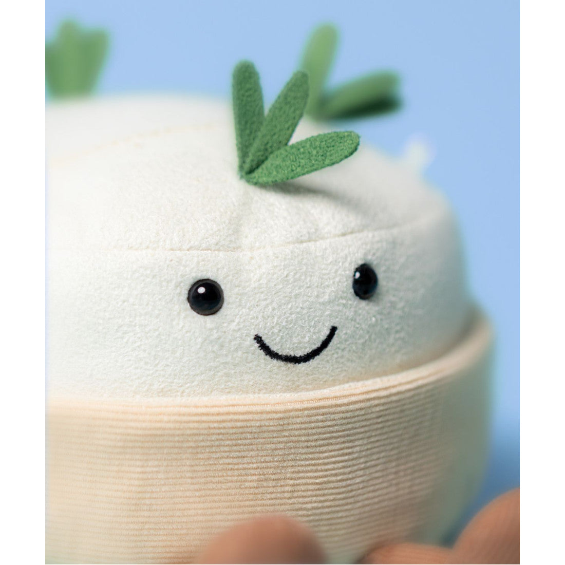 Maskotka Jellycat Amuseables – Camembert 13 cm, zbliżenie na buzię i gałązki rozmarynu