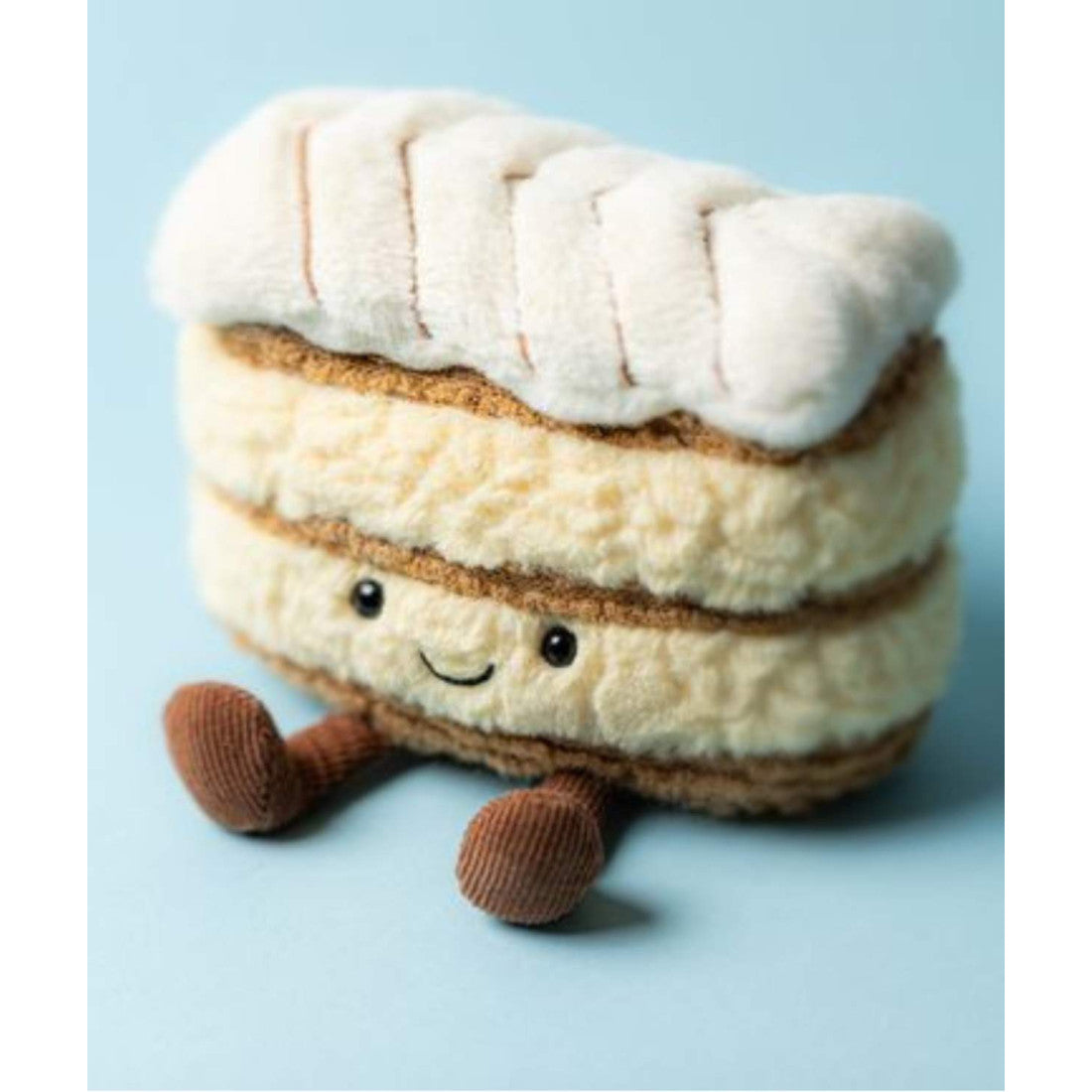 Maskotka Jellycat Amuseables – Napoleonka Milie 11 cm, zdjęcie na jasnoniebieskim tle