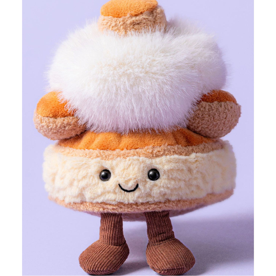 Maskotka Jellycat Amuseables – Deser Saint Honoré Mirielle 14 cm, deser na nóżkach, na liliowym tle