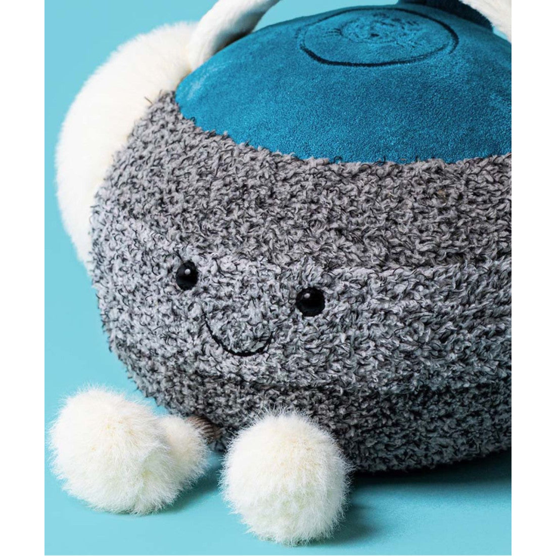 Maskotka Jellycat Amuseables – Kamień do Curlingu 24 cm, zbliżenie na buzię i stópki