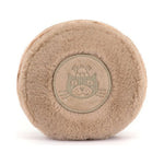 Maskotka Jellycat Amuseables – Makaronik Czekoladowy Mona 12 cm, widok z tyłu z logo Jellycat