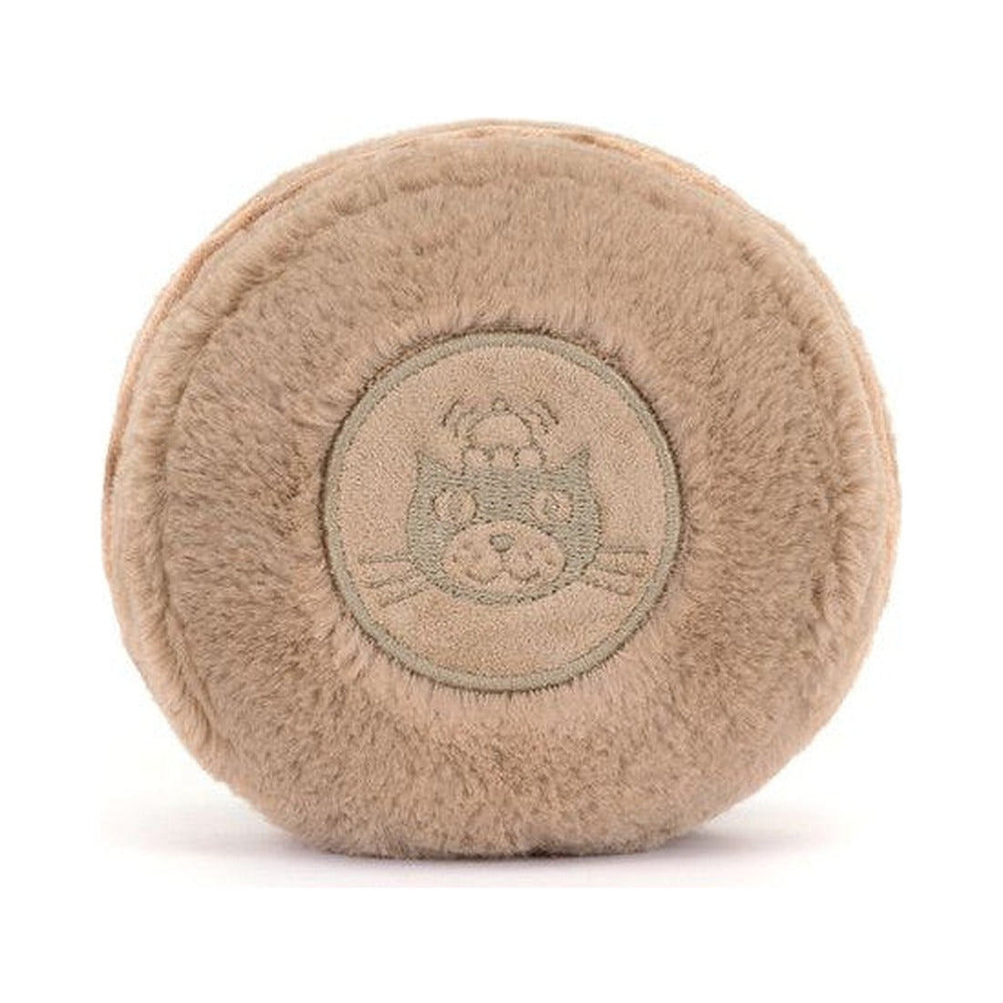 Maskotka Jellycat Amuseables – Makaronik Czekoladowy Mona 12 cm, widok z tyłu z logo Jellycat