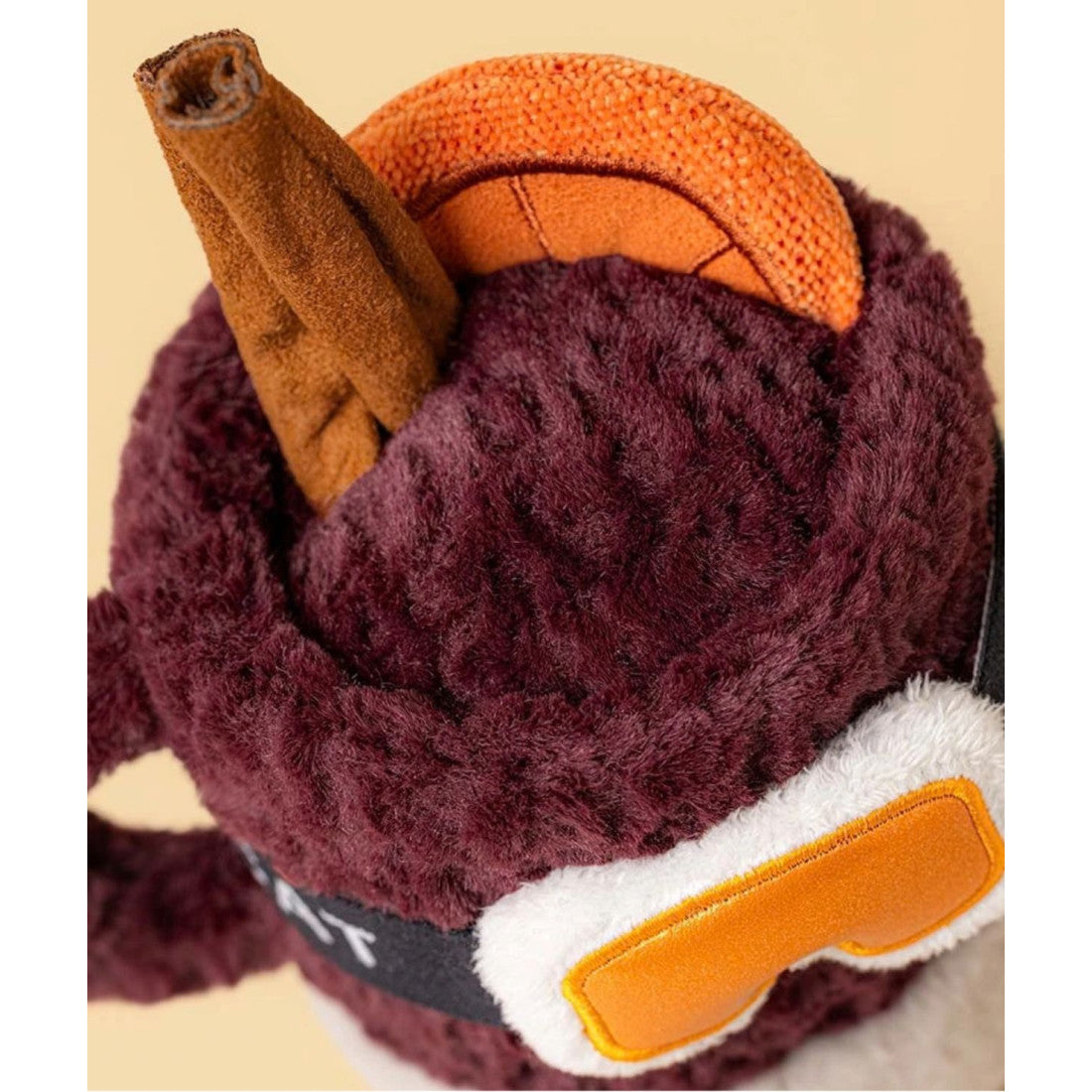 Maskotka Jellycat Amuseables – Napój Zimowy 17 cm, zbliżenie na cynamon, plasterek pomarańczy i gogle