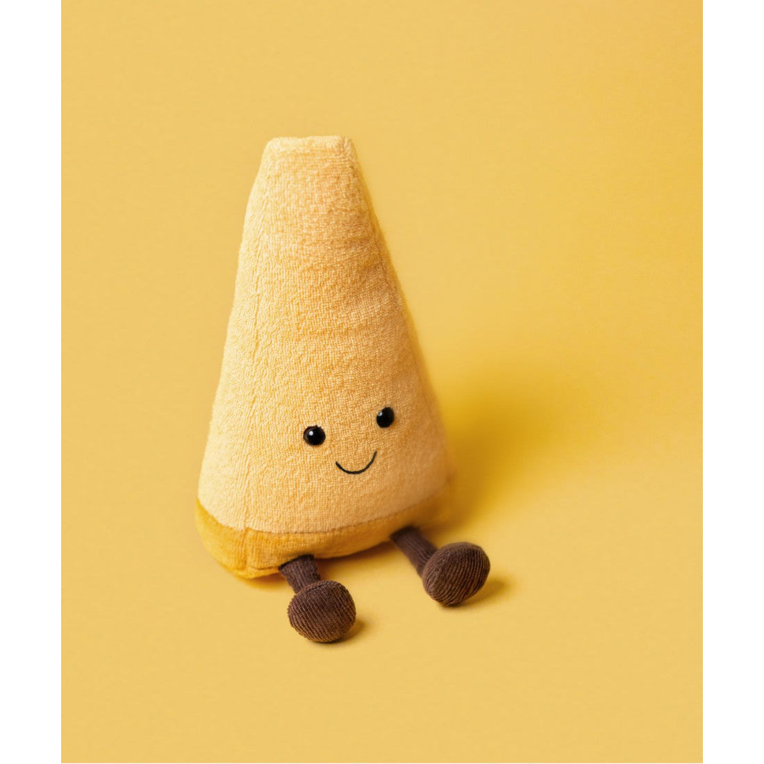 Maskotka Jellycat Amuseables – Parmezan 19 cm, zdjęcie na żółtym tle